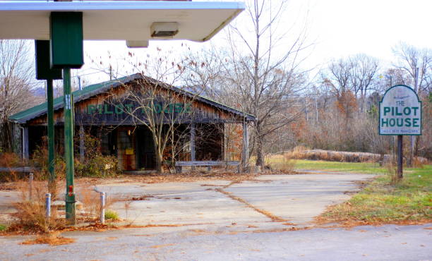 die pilot-haus - verlassene convenience-store - ohio river valley stock-fotos und bilder