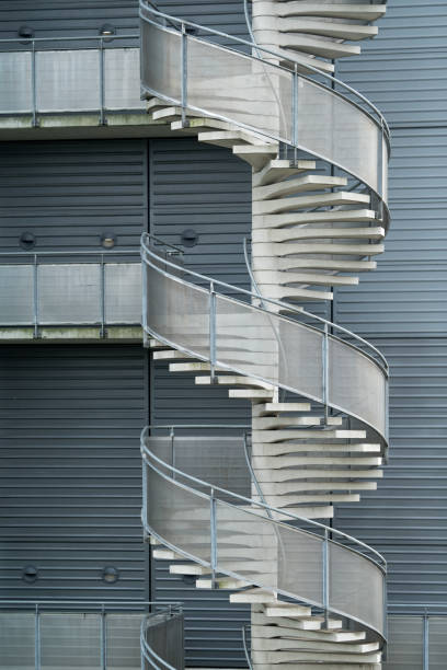 escalier spirale métallique pour évasion de feu au bâtiment industriel - staircase curve spiral staircase chrome photos et images de collection