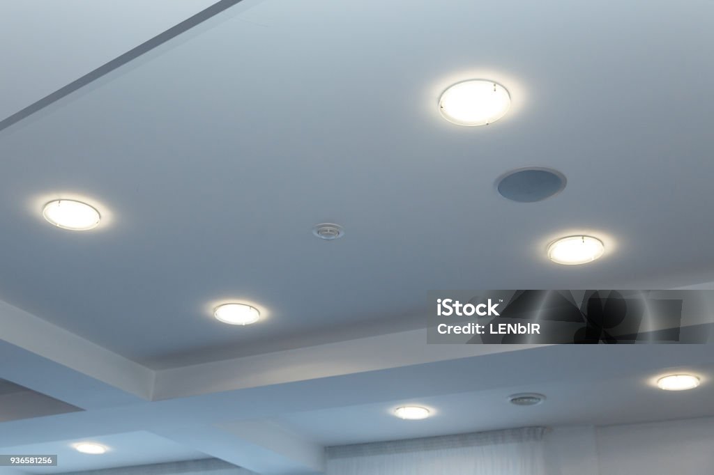 Moderne en couches plafond avec éclairage intégré et incrustations de plafond tendu, s’allume - Photo de Équipement d'éclairage libre de droits