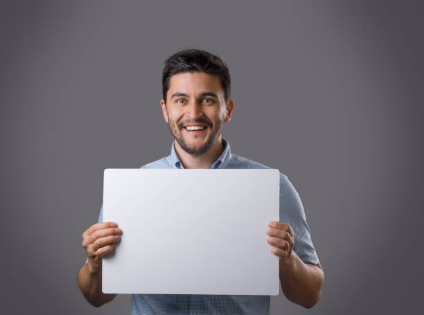 biznesmen z białym pustym kartonem - man holding a sign zdjęcia i obrazy z banku zdjęć