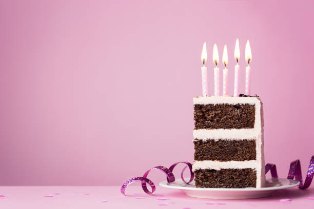 torta di compleanno al cioccolato con candele rosa - fifth birthday foto e immagini stock