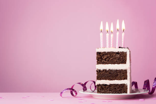 шоколадный торт ко дню рождения с розовыми свечами - кусок торта фотографии стоковые фото и изображения
