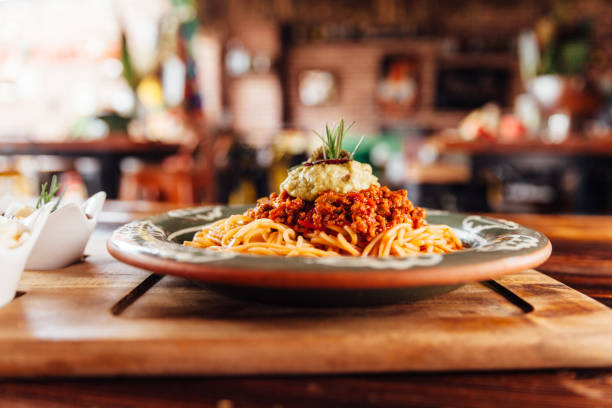 spaghetti bolognese - cibo italiano foto e immagini stock