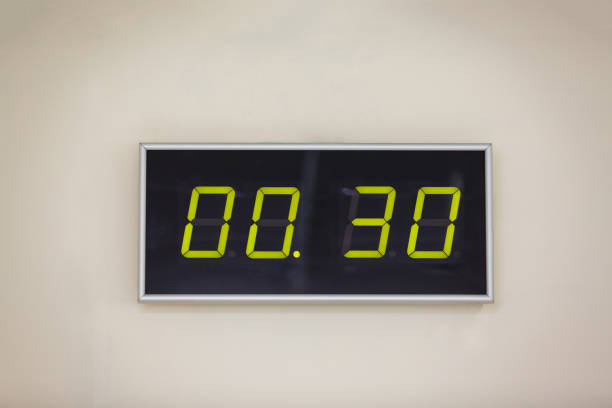 horloge numérique noir sur fond blanc indiquant l’heure 0 heures et 30 minutes - digital timer photos et images de collection