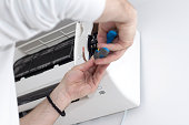 junger-mann-installation-klimaanlage-in-einer-wohnung.jpg?b=1&s=170x170&k=20&c=KN-AvzqPjYuSH8ROQWqD9O7-6qZbCfnQXCFu3jTJh08=