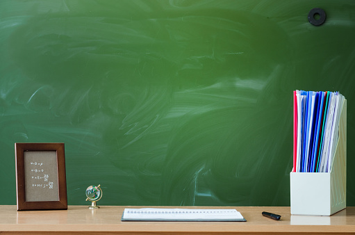Fondo De Educación Con Espacio De Copia Estudiante O Profesor Mesa De Escritorio En El Fondo De La Pizarra Salón De Clases Regreso A La Escuela Foto de stock y más banco Fondo De Educación Con Espacio De Copia Estudiante O Profesor Mesa De Escritorio En El Fondo De La Pizarra Salón De Clases Regreso A La Escuela Foto de stock y más banco
