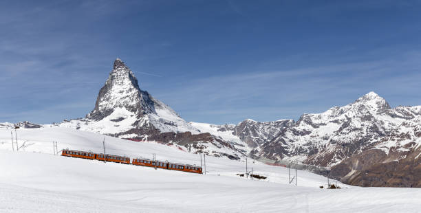 treno rosso di fronte al cervino - european alps mountain mountain peak rock foto e immagini stock