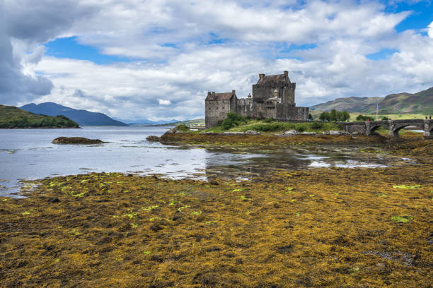 château d’eilean donan est le monument le plus célèbre du patrimoine écossais. eilean donan castle, highlands, ecosse, angleterre, août 2017 - scotland castle highlands region scottish culture photos et images de collection