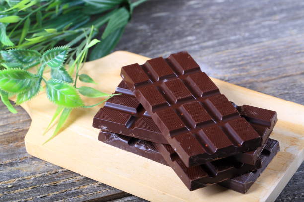 chocolate oscuro en la madera - brown chocolate candy bar close up fotografías e imágenes de stock