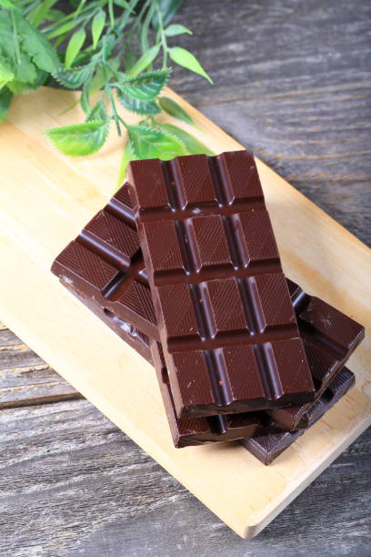 chocolate oscuro en la madera - brown chocolate candy bar close up fotografías e imágenes de stock