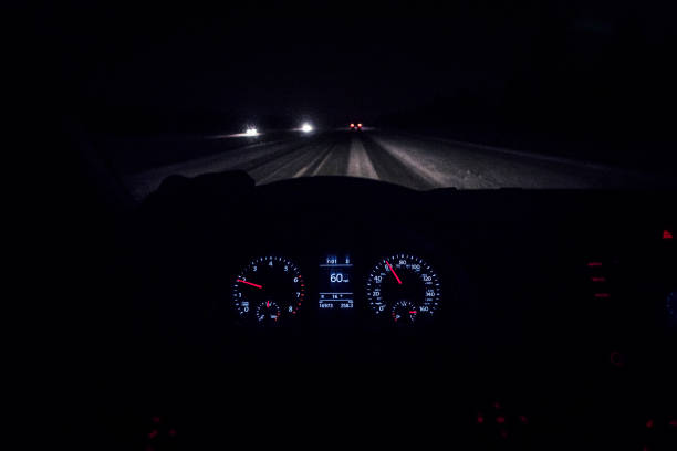 noche oscura de invierno cubierto de nieve expressway conducción road trip - car driving dashboard night fotografías e imágenes de stock