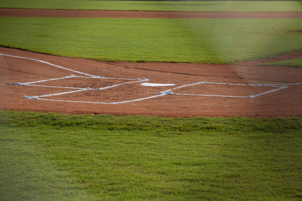 piatto di casa su un campo da baseball - baseball base baseball diamond field foto e immagini stock