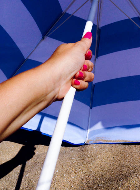 parasol et main - outdoor chair beach chair umbrella photos et images de collection