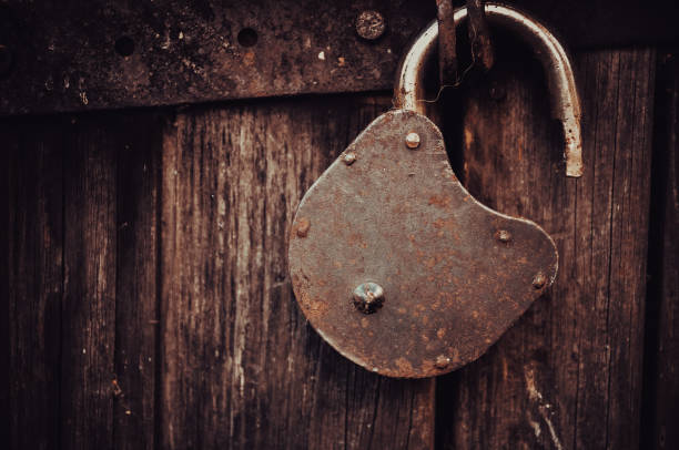 vintage old lock on the door - lock door horror gate imagens e fotografias de stock