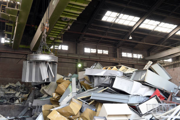 usine pour trier métallique indésirable de recyclage des déchets industriels - electromagnet photos et images de collection