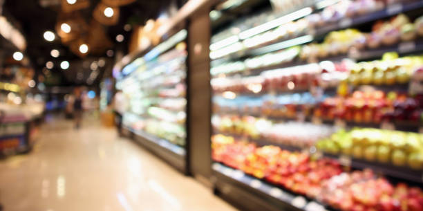 résumé le flou des fruits frais et légumes sur les tablettes des épiceries dans supermarché magasin pasante bokeh fond clair - supermarché photos et images de collection
