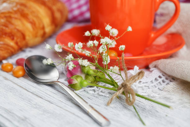taza de café y croissant con rosas - orange rose candy valentines day fotografías e imágenes de stock