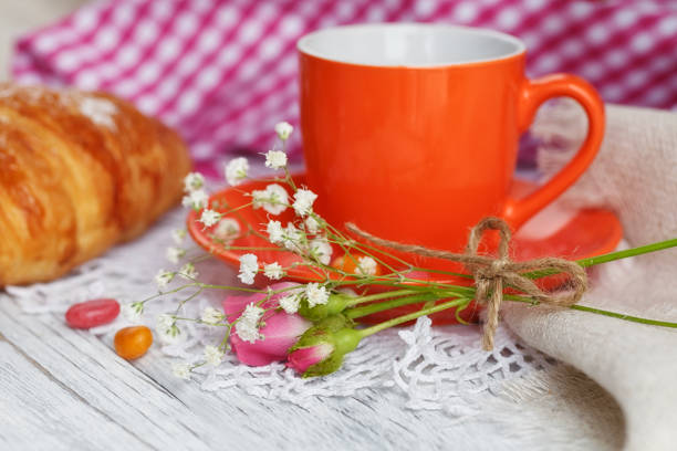 taza de café y croissant con rosas - orange rose candy valentines day fotografías e imágenes de stock