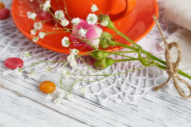 taza de café y croissant con rosas - orange rose candy valentines day fotografías e imágenes de stock