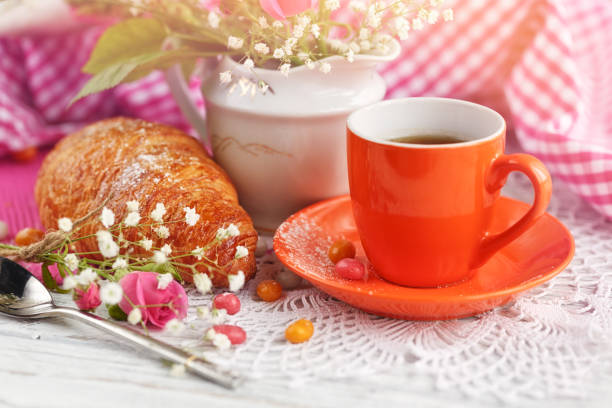 taza de café y croissant con rosas - orange rose candy valentines day fotografías e imágenes de stock