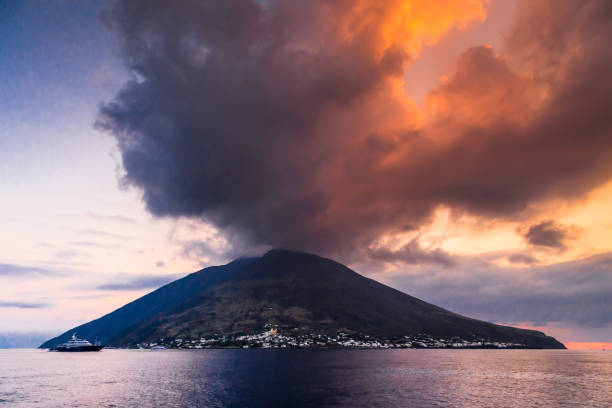 el volcán stromboli en las islas eolias. - vulcano fotografías e imágenes de stock