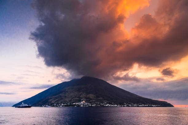 le volcan stromboli dans les îles eoliennes. - lipari island photos et images de collection