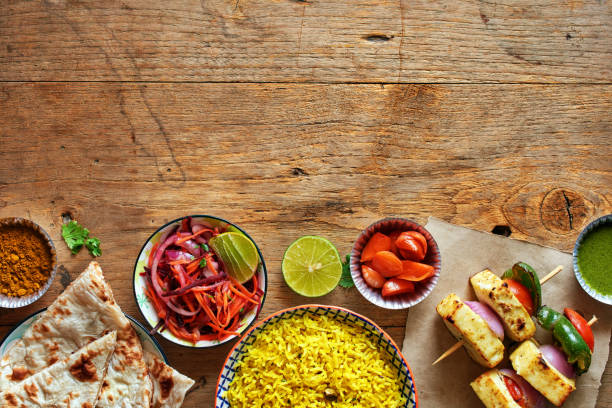 vue de dessus des plats indiens traditionnels sur table en bois avec espace de copie. - beet pickled common beet cooked photos et images de collection
