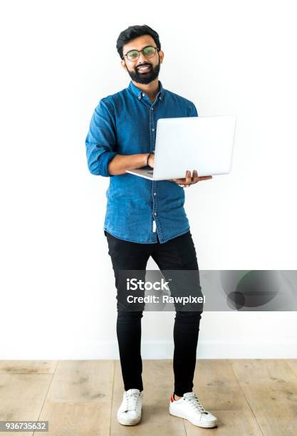 Hombre Usando Laptop Aislado Sobre Fondo Blanco Foto de stock y más banco de imágenes de Hombres - Hombres, Ordenador portátil, Hindú
