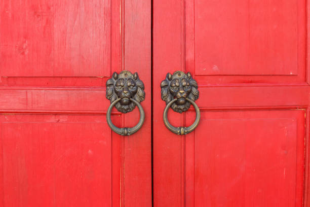 사자 머리 문 빨간색 문, 빈티지 스타일에 두 들기는 사람 - 5079 뉴스 사진 이미지