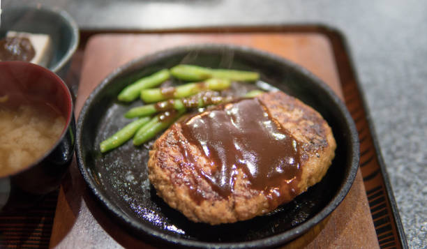 hamburger steak with sauce - salisbury steak imagens e fotografias de stock