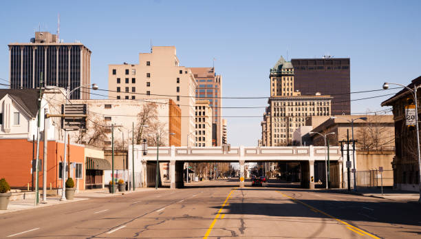 Lonely Sunday Morning Desolate Street Downtown City Skyline Dayton Ohio The streets and buildings of Dayton Ohio only have a few travelers early Sunday morning dayton ohio skyline stock pictures, royalty-free photos & images