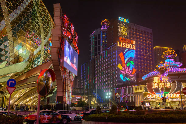 célèbre casino de macao dans la nuit - architecture asia building exterior macao photos et images de collection