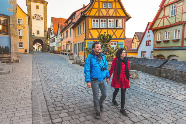 fröhliche junge paar genießen besuchen alte stadt von rothenburg ob der tauber, deutschland - rothenburg old town travel tourism stock-fotos und bilder