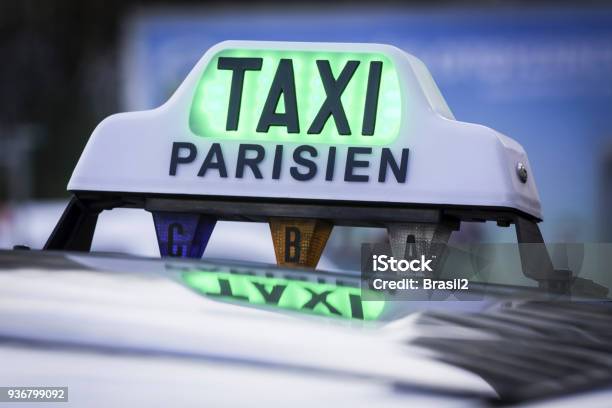 Kostenloses Taxischild Mit Grünem Licht In Paris Frankreich Stockfoto und  mehr Bilder von Auto - iStock