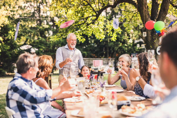 celebración familiar o una fiesta en el jardín exterior en el patio trasero. - fiesta en el jardín fotografías e imágenes de stock