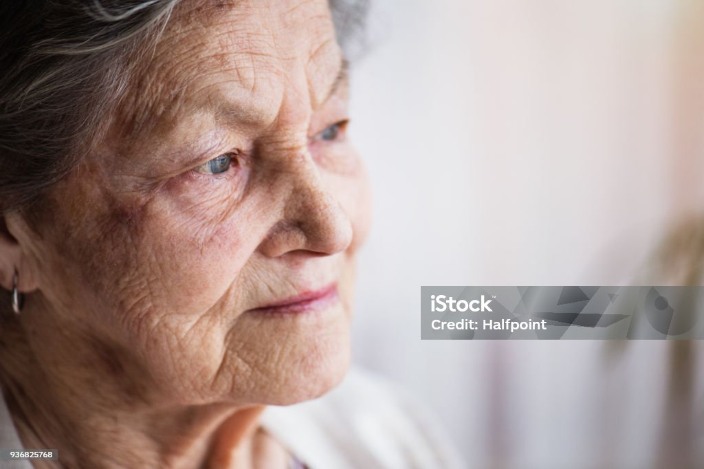 Retrato de una mujer mayor en casa. - Foto de stock de Mujeres mayores libre de derechos