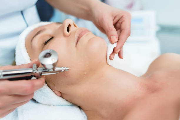 顔の治療 - massaging beautician beauty treatment facial massage ストックフォトと画像
