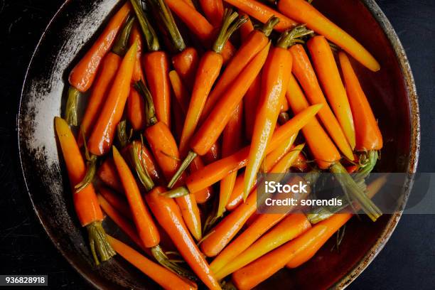 Foto de Cenouras Assadas e mais fotos de stock de Cenoura - Cenoura, Cozinhar, Cozido