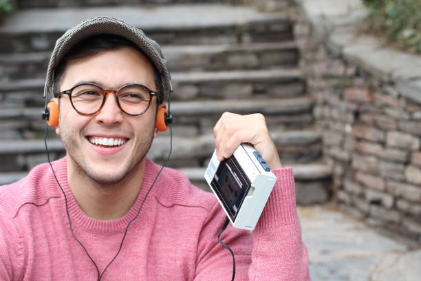 ragazzo che ascolta la cassetta stereo walkman - stereo personale foto e immagini stock