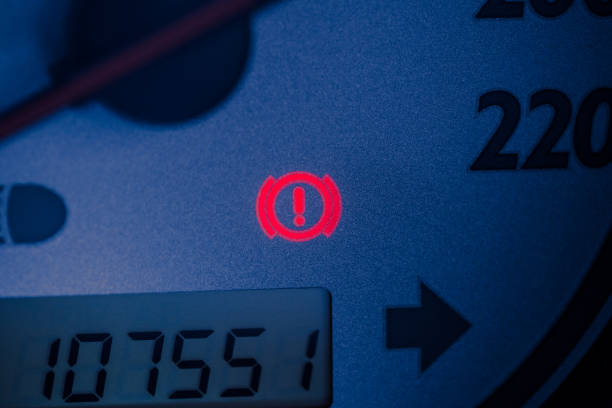 ハンド ブレーキ警告光サインは点灯を閉じる - faulty ストックフォトと画像