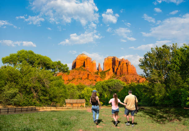 famille sur randonnée voyage en profitant de la vue du rocher de la cathédrale. - mountain sedona arizona southwest usa photos et images de collection