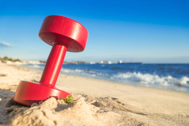 dumbell on the beach healty life - kettle bell activity aerobics athlete imagens e fotografias de stock