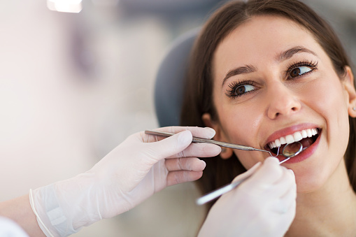 Mujer con dientes examinará en dentists photo