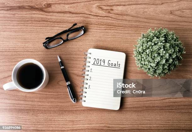 2019 New Years Goals Stock Photo - Download Image Now - Aspirations, Pen, Desk