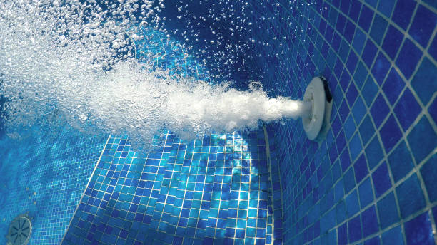 bulles d’air du jet du jacuzzi dans une eau bleue pétillante dans une piscine thermale, abstrait - hydrothérapie photos et images de collection