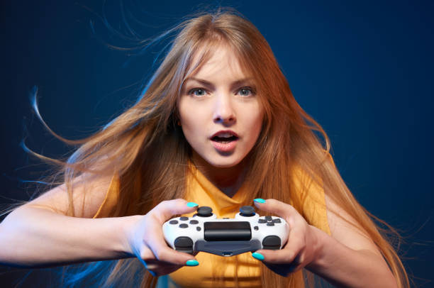 dziewczyna gra w gry wideo z joystickiem - video game joystick leisure games control zdjęcia i obrazy z banku zdjęć