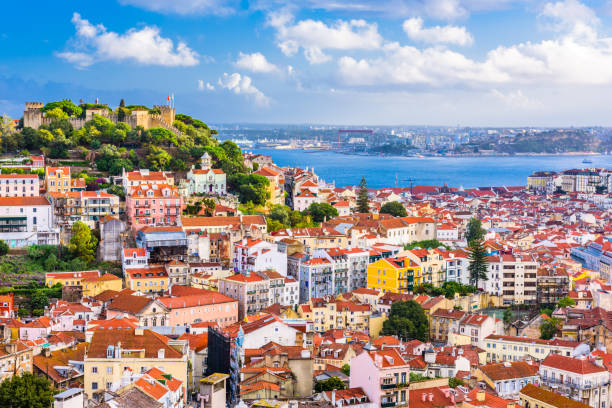 toits de ville de lisbonne, portugal - southern europe western europe number of people local landmark photos et images de collection