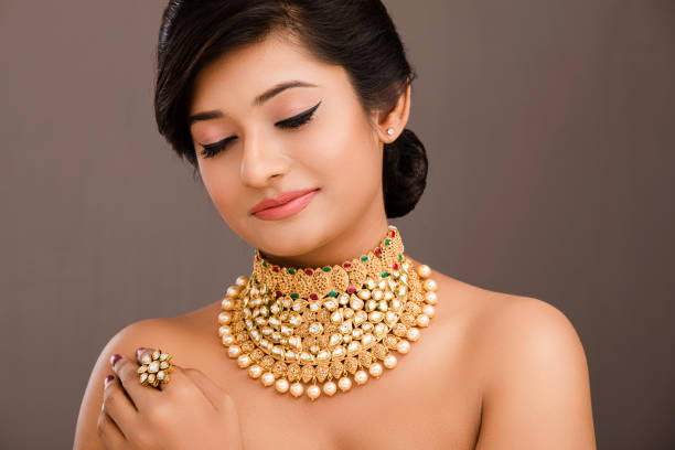 retrato de jóvenes bastante indio con joyas - earring human face brown hair black hair fotografías e imágenes de stock