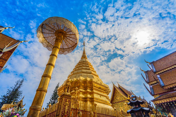 golden pagoda in wat phrathat doi suthep - suthep imagens e fotografias de stock