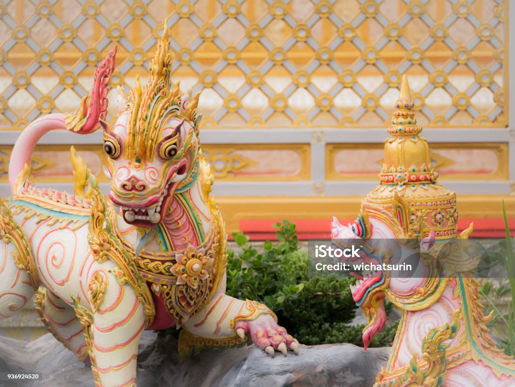 Ángel De Leones De Paraíso De Himmapan En El Crematorio Real Foto de stock y más banco de imágenes de Abstracto - iStock Ángel De Leones De Paraíso De Himmapan En El Crematorio Real Foto de stock y más banco de imágenes de Abstracto - iStock
